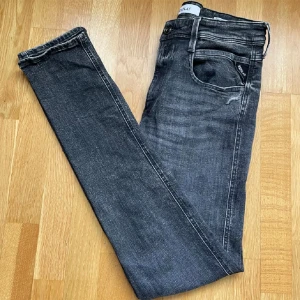 Replay anbass - Säljer nu dessa riktigt feta replay jeansen som är i nyskick, dem är nästintill aldrig använda utan några deffekter eller annat. Hör av er vid frågor eller funderingar!