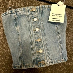 Tube topp - Helt ny jeans tube top från pull and bear. Aldrig använt, prislapp kvar  Liten i storleken