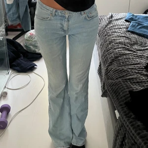 lowwaist jeans - Jättefina ljublåa mid/low-waist bootcut jeans från Gina Tricot! Säljer dem då de inte kommer till användning. Slitningar går att se på andra bilden!🤗💓Skulle säga att de passar för de som är 170-175. Använd gärna ”köp nu”💗