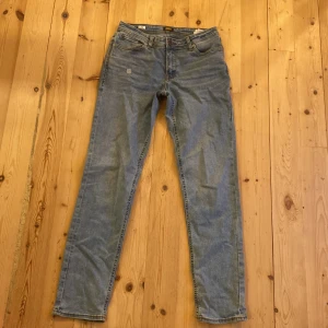 Jack and Jones  - Tja! Säljer dessa feta Jack and Jones jeans då de inte passar mig längre . Använda fåtal gånger . Det är i storlek 176(16y) . Kan även skicka mått om det behövs. Priset är inte hugget i sten!🙌