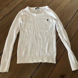 Ralph Lauren Tröja - inte så använd då den är alldeles för liten för mig. detaljen på bröstet är mörkblå. vet inte om den är riktig eller inte har ingen aning. men provar lägga ut här iaf få se om någon vill ha den. skön och bra material köparen står för frakten! 🥰