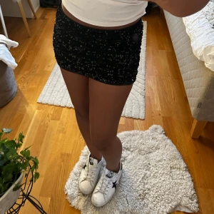 Glittrig kjol - Oanvänd glittrig svart kjol från Lindex! Säljer pga köpte fel storlek! Nypris 249kr, säljer för 200kr pga oanvänd 💗  134/140 men är mer som xs (jag har s som jag skulle säga motsvarar 146/152 i denna kjol) 