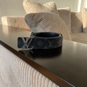 Louis Vuitton LV bälte - Lv bälte säljs med låda o tillbehör. Mätte 115cm, även ett extra hål har gjorts.  Öppen för prisförslag
