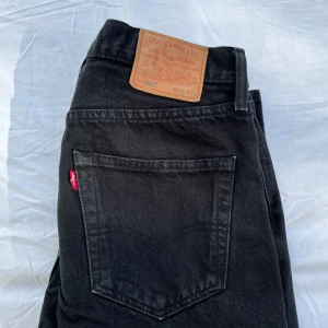 Levi’s jeans svart - Använd och väl omhändertagen. Säljer ett par klassiska svarta Levi's jeans i modellen 501. Passform: Straight/relaxed passform.                                                                Butik pris: 1 199kr
