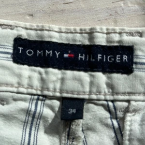 Tommy Hilfiger shorts - Tommy Hilfiger shorts i storlek 34.  Vita med blå ränder. Använt fåtal gånger. 
