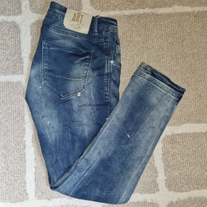 Art byxor - Tjo. Säljer mina Art byxor i storlek 32\32 i slimfit. Nyptis 1500kr. Mitt pris 400 spen. Priset kan dock också diskuteras. Skick 8\10