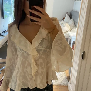 Blus - Så fin blus från zara, väldigt bra skick💞
