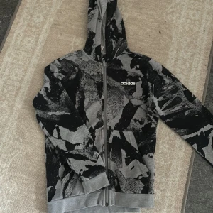Adidas tröja  - Fin tröja med dragkedja. Stl 152. I fint skick. 
