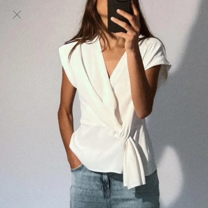 Blus zara - Helt oanvänd med prislapp kvar, säljer pga fel storlek. 