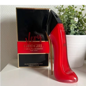 Carolina herera very good gifl - Säljer denna då den tyvärr inte används då jag känner att doften inte riktigt passar mig❤️runt 80-90% kvar inte särskilt mycket använd, 50ml, nypris 1300kr kartong medföljer ❤️skriv provat för fler bilder