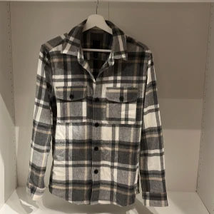 Flannel skjorta - Flannel skjorta från H&M. 10/10 skick och perfekt till hösten. Storlek S men sitter som M.