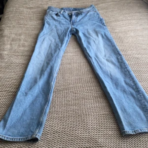 Gulliga straight jeans 💗 - Supergulliga jeans i bra kondition, jag köpte second hand men behöver sälja dem pga att dem är för små på mig nu. Jeansen har inga hål eller synliga defekter förutom skinlappen på midjan💗 Midjebredden- 35cm  Innerbenslängden- 71cm 💞
