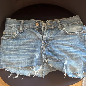 Jeans shorts - Jätte fina jeans shorts som är ljus blåa. Dom har ett hål men de är modellen som är så. 