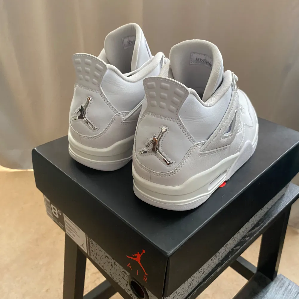 Säljer nu ett par Jordan 4s ”pure money” pga fel storlek. Dom har endast testats och är därför i nyskick! Låda och papper tillkommer även. Hör av dig vid intresse!. Skor.