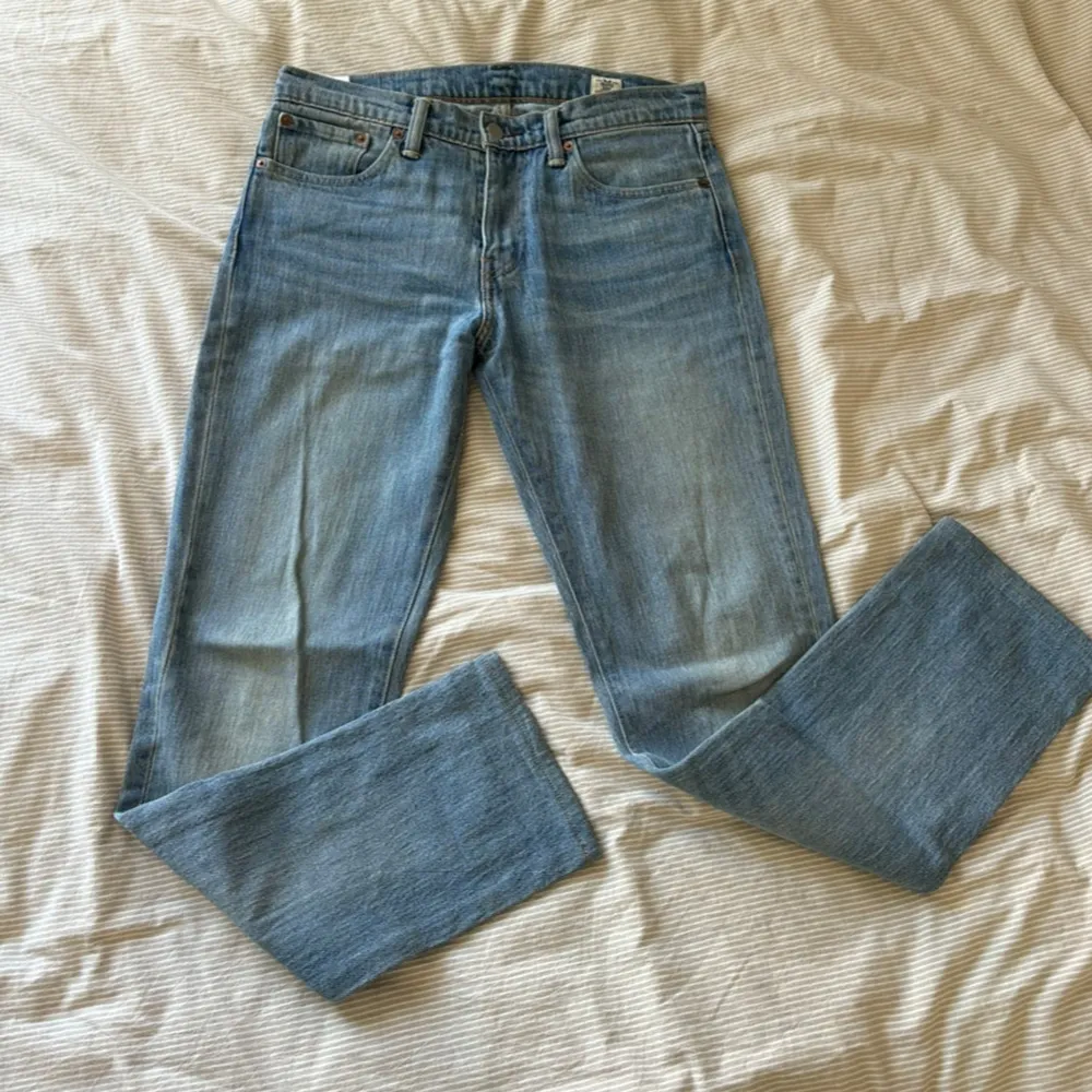  Levi’s jeans vintage i snygg ljusblå tvätt Low waisted Modell som passar både herr o dam  Rak modell  Fint skick  . Jeans & Byxor.