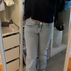 Low waist jeans från Gina tricot. Storlek 34. Säljer för 100kr