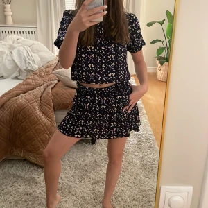 Super fint matchande set från Cubus🫶 - Detta set är perfekt för sommaren, tunnt material, som är lätt att andas i och passar till de mesta ❣️ Endast använd ett fåtal ggr och är i gott skick🌸 Det står att det är 156-164 men passar jätte bra på mig som är xs-s💞💞
