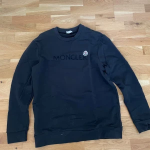 Moncler logo patch sweatshirt - Fet moncler sweatshirt bra skick. Endast använd ett fåtal gånger.  Nft tagen fungerar utmärkt, kan skicka video om man vill. 