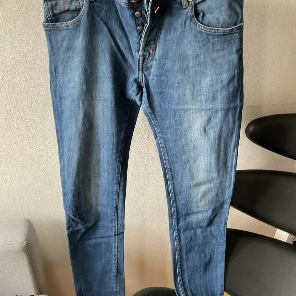 Säljer dessa jeans från jacob cohën i storlek w 34. Skick 9 av 10. Enda deffekten är att den har tappat lite färg på lappen som ni kan se på bilderna. Vid frågor är det bara att höra av sig.. Jeans & Byxor.