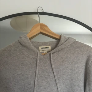 Soft goat hoodie - Ljusgrå Kashmir hoodie från soft goat i topp skick. Passar både dam och herr, men tröjan är herr. Skriv om du har funderingar!