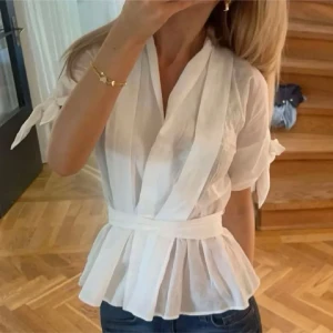 Trendig topp - Säljer denna trendiga topp från zara helt i nyskick, hör av dig vid frågor 💕💕