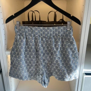 shorts zara - snygga shorts från zara. gammal modell så finns inte längre att köpa. sparsamt använda så i myxket bra skick. säljer då de inte kommer till användning längre. 