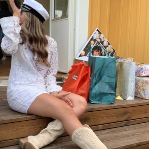 Studentklänning  - En supersöt spetsklänning från NAKD som är slutsåld, jag hade den på studenten! Använd en gång