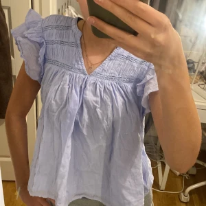 Blå blus  - Fin blå blus ifrån Gina tricot. Bara använd 2 gånger. Inga defekter alls. 