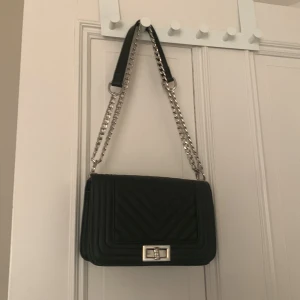 Väska - fin väska från Ur&Penn med silverkedja! ganska använd men ändå helt okej skick❣️