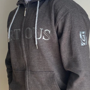 VIROUS (Custom) Top Kvalite - 👋🏻 hejsan. Vi säljer en dunder och skön Zip Hoodie som är custom gjord av oss VIRTOUS. Endast Vi har tillgång till de här.  Helt ny gjord och dens kvalite är helt obeskrivligt. Den är även helt ny oanvänd.  Finns i Växjö  mvh VIRTOUS.