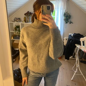 Grå stickad tröja med lång slits - Går att vika in till vanlig eller ha slitsen också