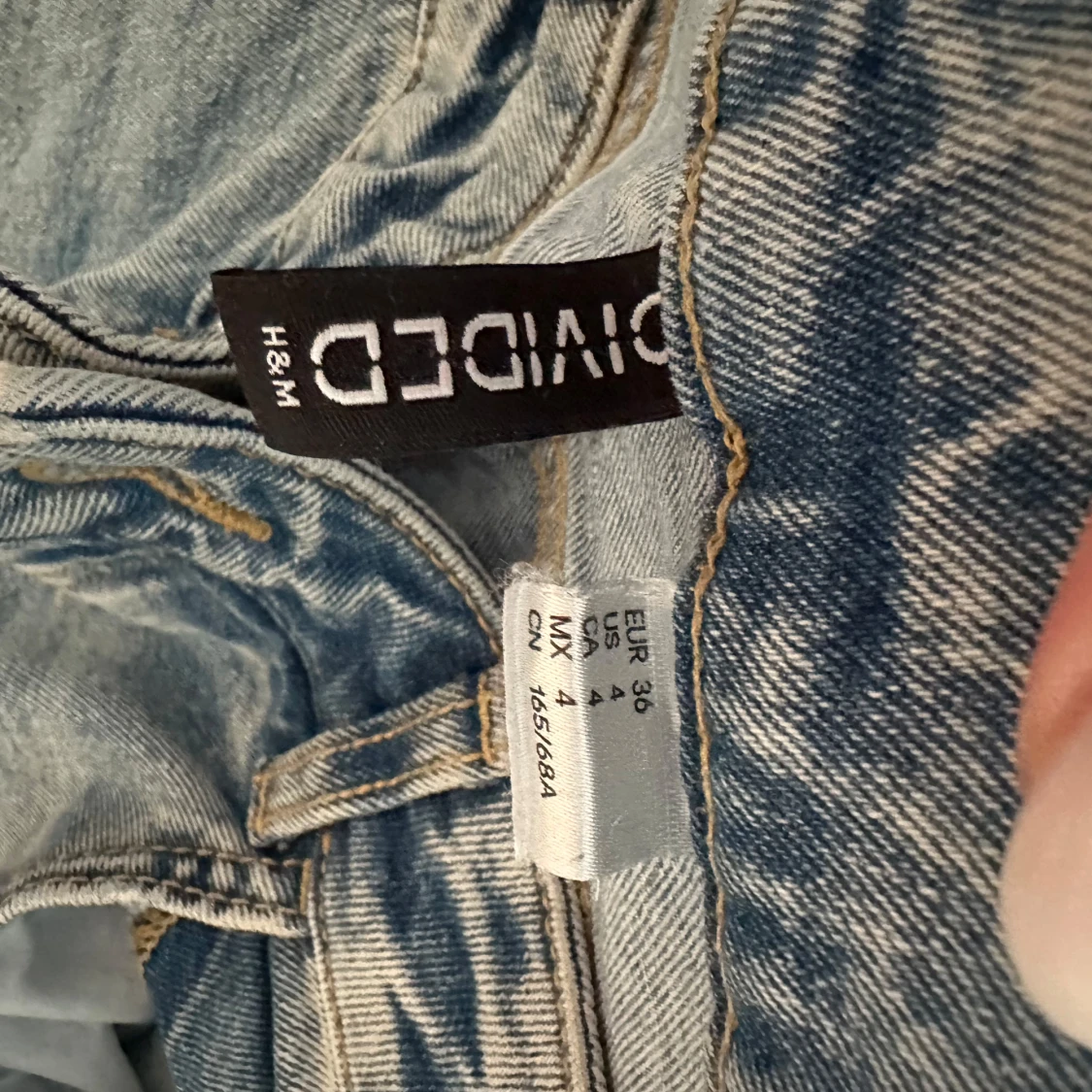 Ljusblåa utsvängda jeans - 92