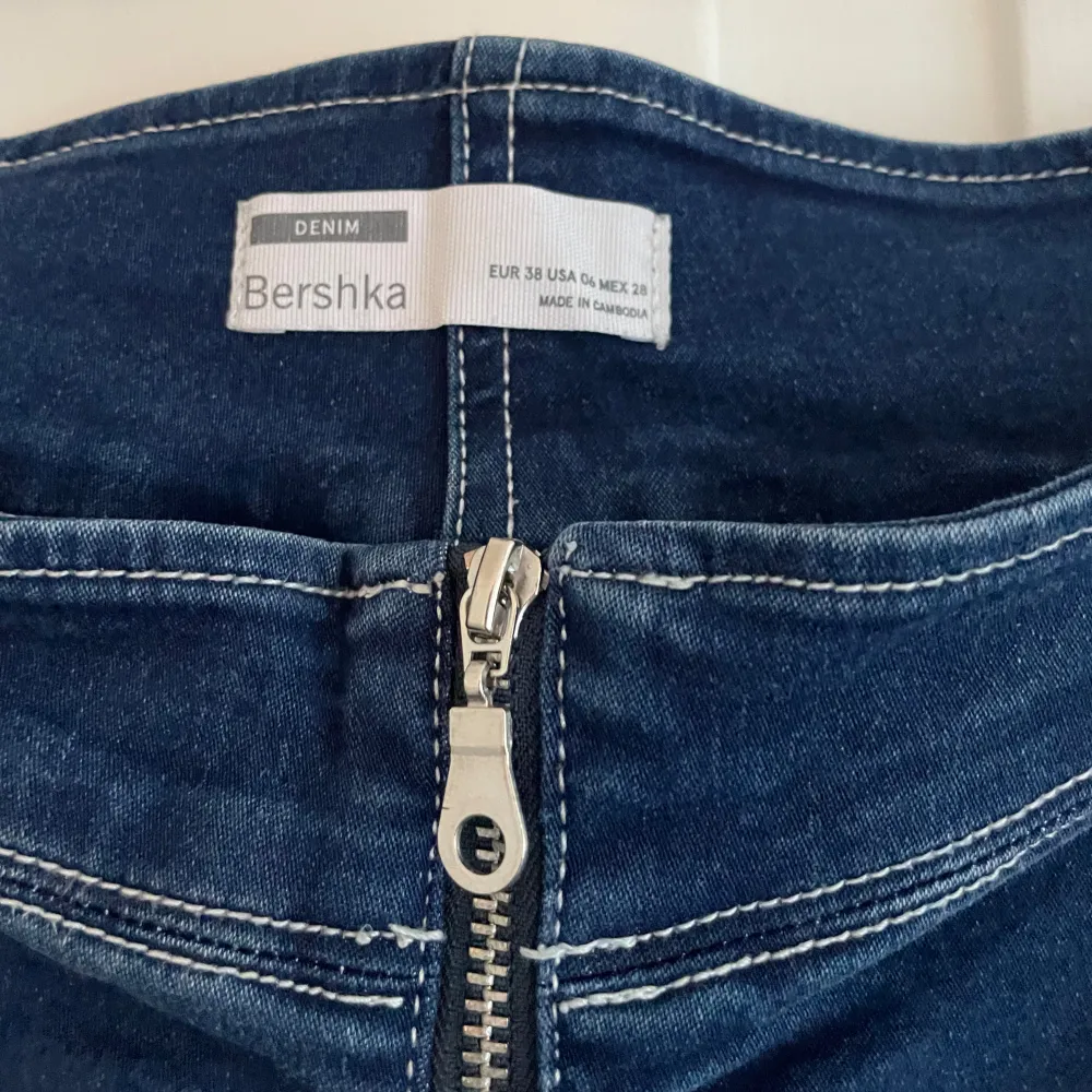 Utsvängda jeans med snygga detaljer . Jeans & Byxor.