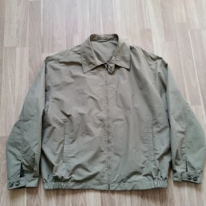 Yves Saint Laurent jacka - Vintagejacka från YSL, tillverkad i Jugoslavien, vilket gör att den automatiskt är 30+ år gammal.  Det är en häftig jacka, och för sin ålder är den nästan perfekt bevarad, med minimala tecken på slitage.  Ett utbyte något är möjligt, skriv dina erbju