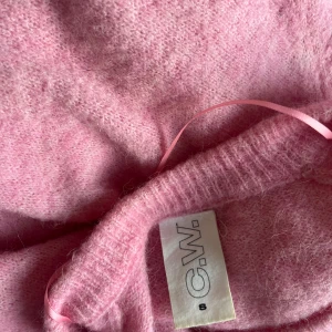 Rosa stickad tröja  - Säljer en mysig stickad tröja med bra kvalite material från Carin Wester, den är i en jätte fin rosa färg🩷Nypris 600kr, Perfekt med lite nytt stickat inför hösten🍂🍂 