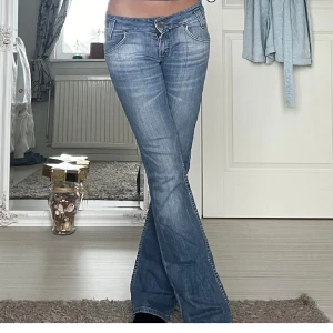 Lee jeans - Ett par jättesnygga lågmidjade lee jeans. Midjemått: 37 cm. Innerbenslängd: 81 cm. Använd gärna köp nu funktionen💞(lånade bilder)