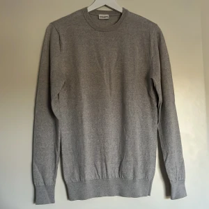 Tröja merinoull - Ljusgrå merinoull tröja från John Henric (nypris ca 900 kr). Skick 8/10