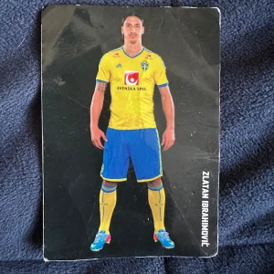 Autentisk Zlatan Ibrahimović Autograf  - Nu har du chansen att buda på en äkta autograf från fotbollslegenden Zlatan Ibrahimović. Ett exklusivt samlarobjekt som blir allt mer eftertraktat.  	•	Aktuellt bud: 800 kr. 	•	Sällsynt möjlighet: Perfekt för seriösa samlare och fotbollsentusiaster. 