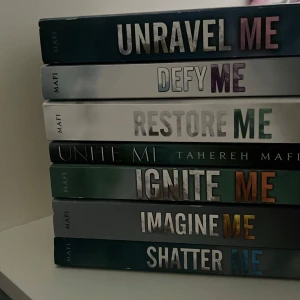 shatter me series för endast 350kr!  - superbra skick, helt nya