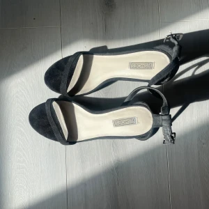 NLY klackar - Svarta klackar från Nelly i bra skick. 