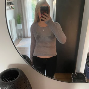 Glittrig topp från Kappahl  - Grå glittrig topp ifrån Kapphal🩶 Aldrig använd Nypris 299kr  Strl S