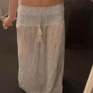 Lång kjol!! - Fin långkjol som aldrig kommit till användning!💙