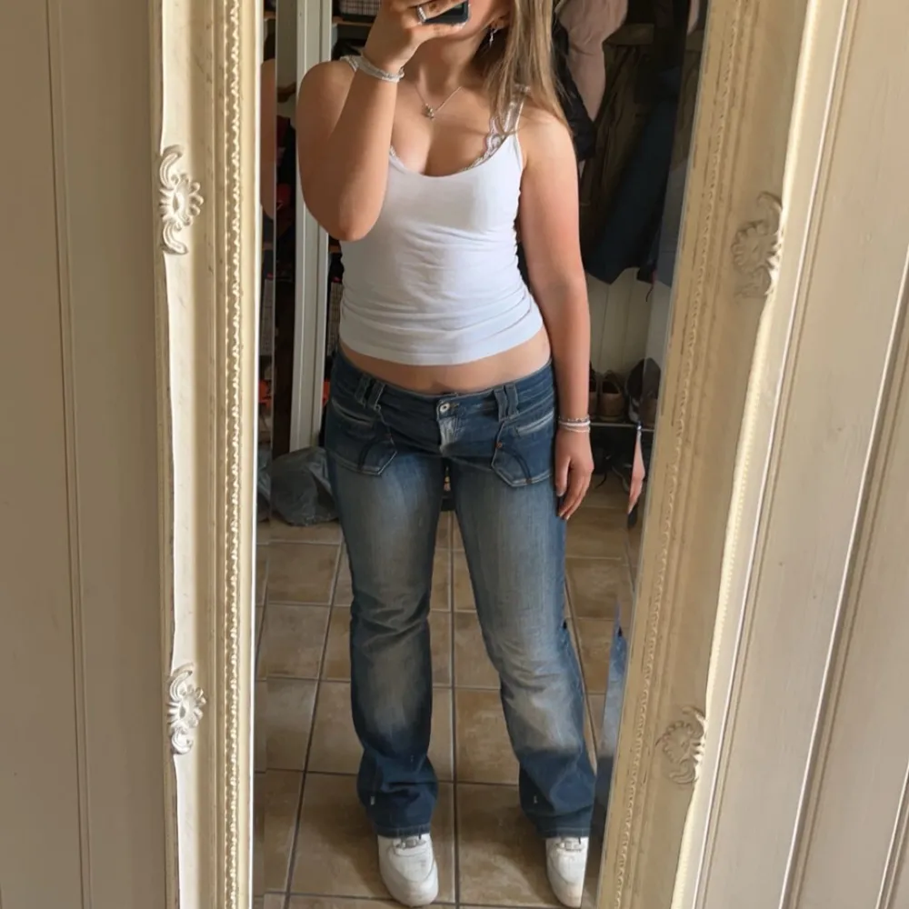 Säljer dessa as snygga replay jeansen som är lågmidjade och bootcut som tyvärr blivit för små för mig💗. Jeans & Byxor.