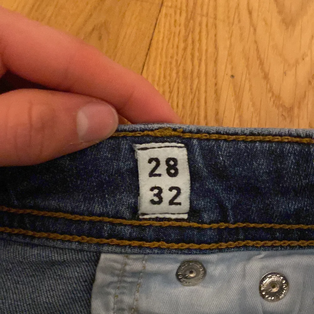 Säljer riktigt snygga Jack n Jones jeans. I jeansen står det Skinny fit, men dessa sitter exakt som slim fit. Riktigt snygg färg, W28 L32. Hör av dig vid minsta tanke!. Jeans & Byxor.