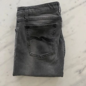 Nudie jeans - Ett par tvär feta nudie jeans i populära modellen skinny lin som sitter slim/skinny❗️|  skick: 9/10✅ | snygg grå tvätt och perfekt till hösten🍁🍂 | Hör av er vid mer frågor❗️