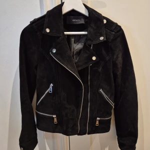 Mockajacka - Svart mockajacka i bikerstil från VeroModa.  Perfekt skick utan några skador. Storlek M men är något liten i modellen så den passar en XS/S