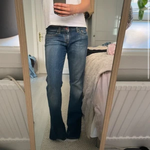 Mörkblå lågmidjade jeans  - Supersnygga mörkblå lågmidjade jeans 💕 köpte men passade ej så säljer vidare (lånade bilder,  1 och 2!!) innerbenslängd är 83cm och midjemått är 37cm tvärs över 💗