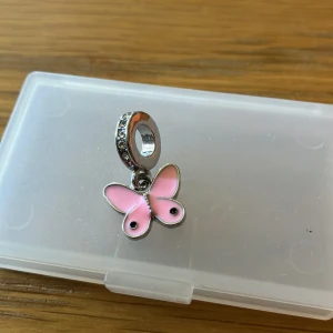 Fjäril hänge - Fjäril hänge rosa metall