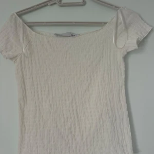 En tröja från lager. - en tunn och fin t-shirt från lager. Den är i jätte bra skick inga fläckar eller hål.