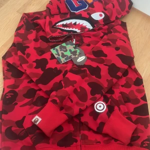 Bape kofta röd äkta  - En bape kofta i storlek S men passat xsköpt i januari förra året och använt några gånger. Köpt på rea runt 1.500 men säljer för 850. Fråga gärna om flera bilder på eller av. Tvättas alltid innan jag postar❤️